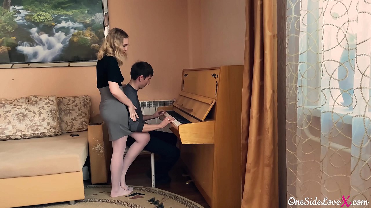 Настаўніца фартэпіяна глыбока высмактала член свайго вучня і трахнула яго.