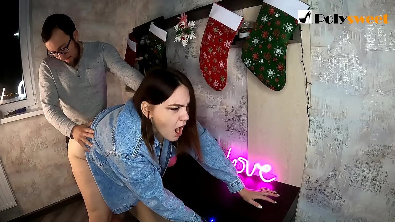 Хлопцу спадабалася трахаць прыгожую дзяўчыну з хвосцікам у попу ротам і членам