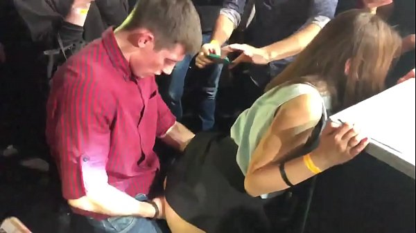 Рэальны сэкс у рускім начным клубе. 18-гадовую расейку ў анус і похву трахнулі ў начным клубе